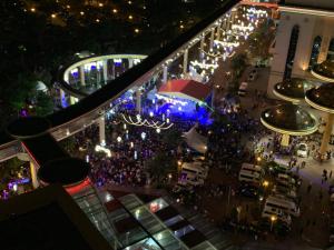 une vue de tête sur un marché de Noël dans une ville la nuit dans l'établissement Resort Suites by Landmark at Bandar Sunway Sunway Lagoon, à Kampong Penaga 68 autres photos
