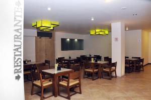 TV a/nebo společenská místnost v ubytování Hotel El Monte