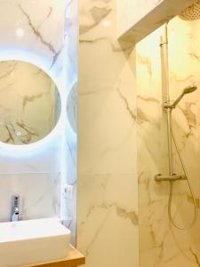 a bathroom with a sink and a mirror at monaco, CHAMBRE LUXE, à 250M casino in Beausoleil