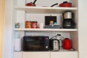 una cocina con microondas en un estante en RECOLETA APART en Buenos Aires