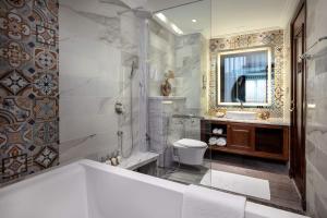 Phòng tắm tại Peridot Grand Luxury Boutique Hotel