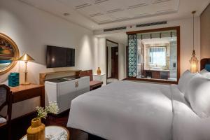 Giường trong phòng chung tại Peridot Grand Luxury Boutique Hotel