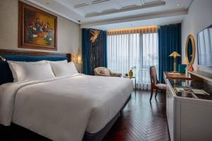 Giường trong phòng chung tại Peridot Grand Luxury Boutique Hotel