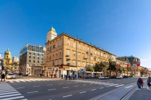 una calle de la ciudad con un edificio y una pasarela en Deluxe Apartments & Rooms "In the Center" en Rijeka