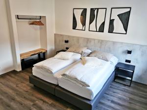 una camera con 2 letti e un pavimento in legno di Villa Paola B&B a Torbole