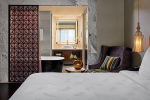 Giường trong phòng chung tại Peridot Grand Luxury Boutique Hotel