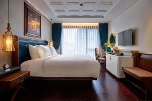 Giường trong phòng chung tại Peridot Grand Luxury Boutique Hotel