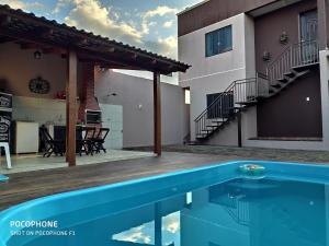 una casa con piscina delante de una casa en Catuai, en Foz do Iguaçu