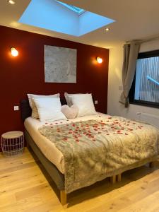 - une chambre avec un lit orné de roses dans l'établissement Les Suites de Bougainville, à Concarneau