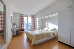 - une chambre avec un lit, un bureau et une chaise dans l'établissement Seascape, à Ostende