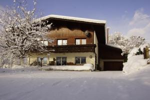 StummerbergにあるFerienwohnung Zillertal - Haus Dichtlの雪に覆われた家