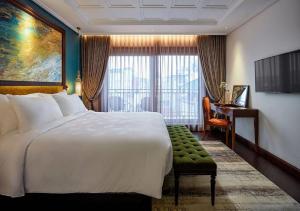 Giường trong phòng chung tại Peridot Grand Luxury Boutique Hotel