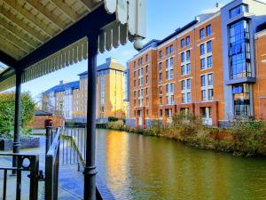 Výhled na řeku, která protéká v blízkosti apartmánu + 22 fotografií