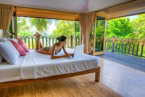 En balkon eller terrasse på Villa Vadee - Entire Private Villa, 4 Bedrooms, Large Swimming Pool, Ocean View