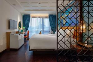 Postel nebo postele na pokoji v ubytování Peridot Grand Luxury Boutique Hotel
