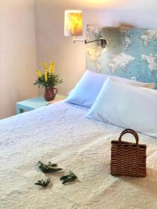 uma cama com um cesto e algumas folhas verdes sobre ele em Monte Papa Toucinho em Estremoz