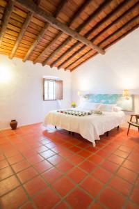 a bedroom with a large bed in a room at Monte Papa Toucinho in Estremoz