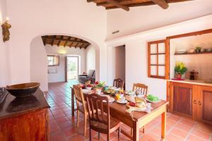 a kitchen and dining room with a table and chairs at Monte Papa Toucinho in Estremoz