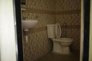 La salle de bains est pourvue de toilettes et d'un lavabo. dans l'établissement D Rock Garden Resort, aux Îles Perhentian