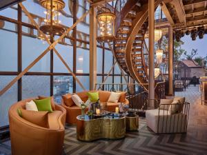 Khu vực ghế ngồi tại Peridot Grand Luxury Boutique Hotel