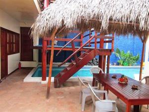 マナグアにあるArt Hotel Managuaのベッド、テーブル、プールが備わる客室です。