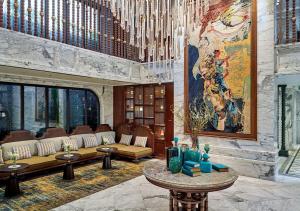 Khu vực ghế ngồi tại Peridot Grand Luxury Boutique Hotel