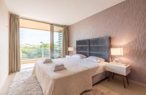 Ένα ή περισσότερα κρεβάτια σε δωμάτιο στο Herdade dos Salgados Vila das Lagoas +27 φωτογραφίες