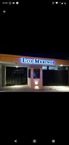 バイアブランカにあるLos Merinosの「ロス・メリノス」と書かれた看板のある店