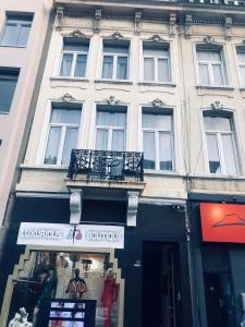 un bâtiment avec un magasin devant lui dans l'établissement Konac, à Anvers