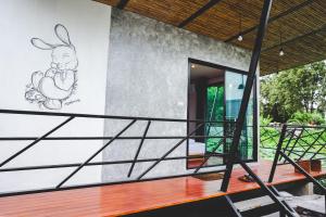 una casa con un murale di un coniglio sul muro di Patoey House a Chon Buri