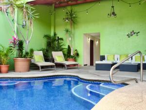 Bazén v ubytování Hotel La Guaria Inn & Suites nebo v jeho okolí