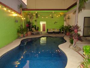Bazén v ubytování Hotel La Guaria Inn & Suites nebo v jeho okolí