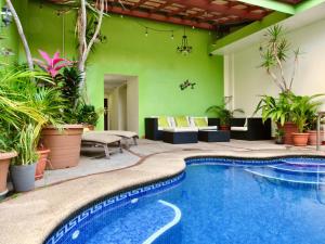 Bazén v ubytování Hotel La Guaria Inn & Suites nebo v jeho okolí