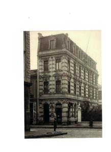una foto en blanco y negro de un gran edificio en Hotel Reina Victoria, en Valparaíso