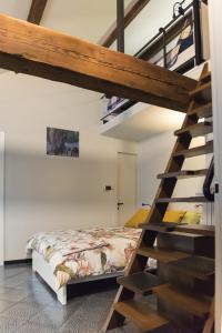 パヴィアにあるB&B MI Casa Tu Casaのベッドルーム1室(二段ベッド1組、螺旋階段付)