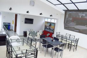 Televiisor ja/või meelelahutuskeskus majutusasutuses HOTEL DON QUIJOTE