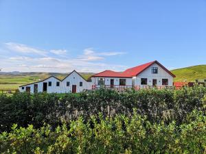 Une rangée de maisons sur le côté d'une colline dans l'établissement Sólheimahjáleiga Guesthouse, à Solheimahjaleiga
