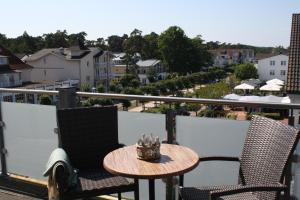 a table and chairs on a balcony with a view at Kiekut in Baabe