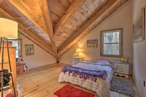 Giường trong phòng chung tại Cabin Private Hot Tub, Walk to Pats Peak Ski Area