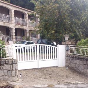una staccionata bianca davanti a una casa di Belle maison de charme ancien, vue mer et montagne a Casalabriva