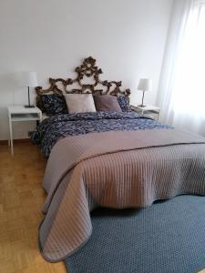 - une chambre avec un grand lit et 2 tables de chevet dans l'établissement Casa Palazzi, à Venise