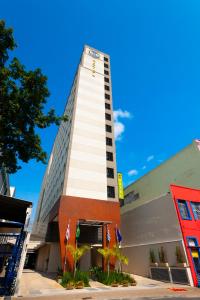 een hoog gebouw met een bord aan de zijkant bij B&B HOTEL São Paulo Luz - Centro in Sao Paulo