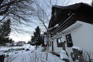 dom ze śniegiem na boku w obiekcie Čarobna Kuća Jahorina w mieście Jahorina