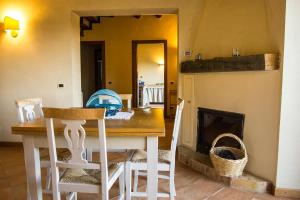 una sala da pranzo con tavolo e camino di Agriturismo Borgo Serafino a Mangone