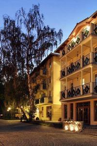 索波特的住宿－馬雷派提歐酒店，前面有一棵树的大建筑