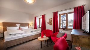 En eller flere senge i et værelse på Bayern Resort Hotel - Adults only - mit Zugspitzblick - Eibsee-Nähe - Wellnessbereich - Naturpool im Sommer + 167 billeder