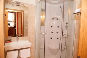 un baño con ducha y lavabo en Hotel Boa Vila, en Pontevedra