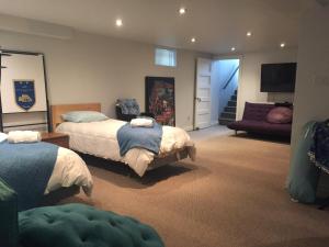 1 dormitorio con 2 camas y sofá en Gîte Zazen en Mont-Laurier