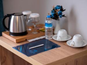 Příslušenství pro přípravu čaje a kávy v ubytování acar hotel Kırıkkale