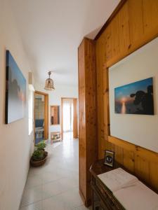 un corridoio di una casa con una foto sul muro di La Casa di Pippo a Agrigento
